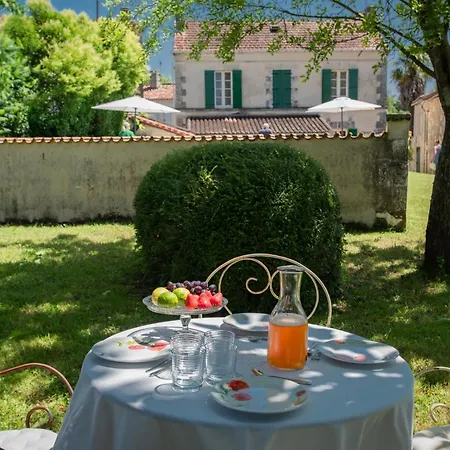 Le Presbytere Tatil Evi Bonnes (Charente)