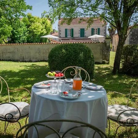 Le Presbytere Tatil Evi Bonnes (Charente)